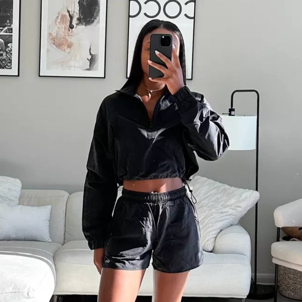 *SOLD*ALO Yoga 1/4 Zip Alumni Pullover in Black - Picture 2 of 14